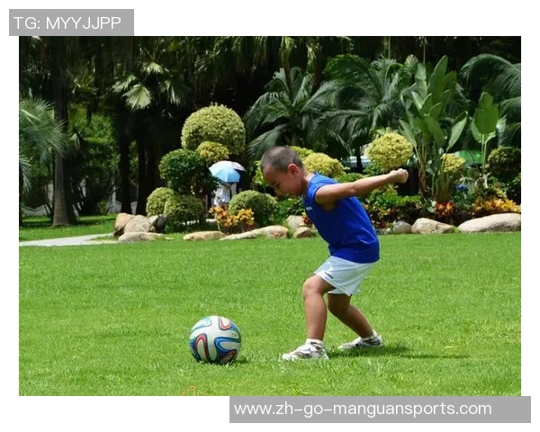 从草地到绿茵场:球星童年照片见证梦想的起航