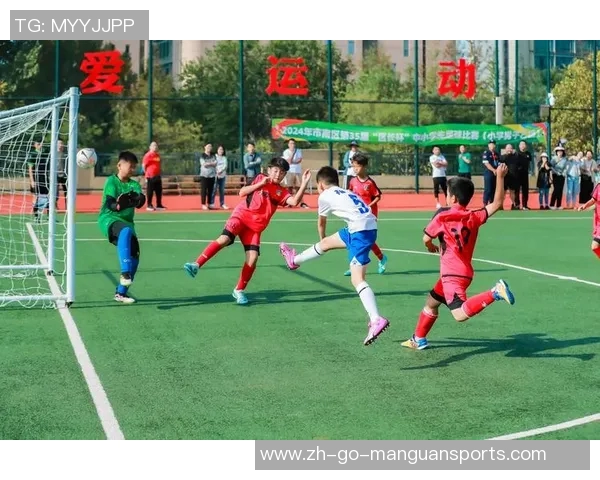 足球巨星在绿茵之外体验划船运动展现力量与优雅的别样风采