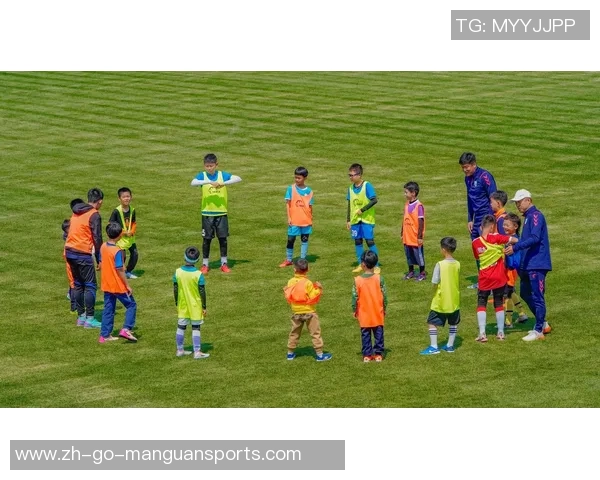 足球明星与教练共聚一堂精彩瞬间 展现超凡球场魅力与战术智慧